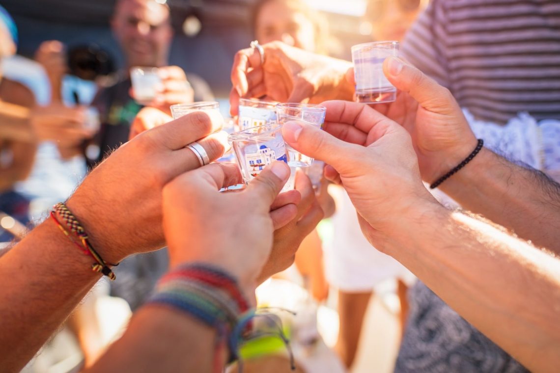 Pitje alkohola na ulici v teh evropskih mestih lahko drago stane