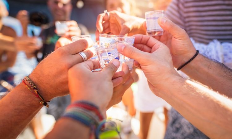 Pitje alkohola na ulici v teh evropskih mestih lahko drago stane