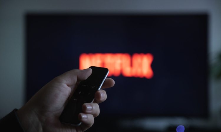 Režiser Carl Erik Rinsch denar Netflixa porabil za razkošje, namesto za serijo