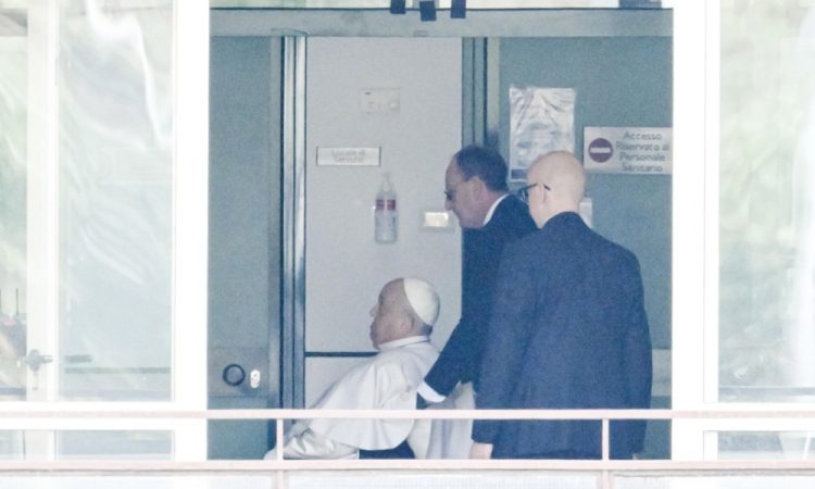 Papež Frančišek preživel hudo pljučnico, zdravniki govorijo o čudežu