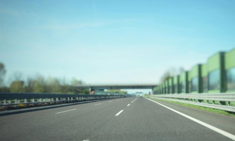 Zaradi gorečega tovornjaka zaprta primorska avtocesta
