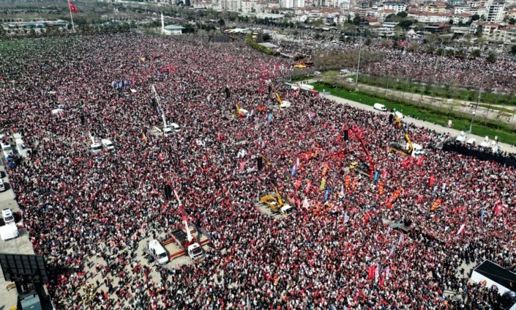 Aretacija župana Istanbula sprožila množične proteste in zaskrbljenost za prihodnost turške demokracije