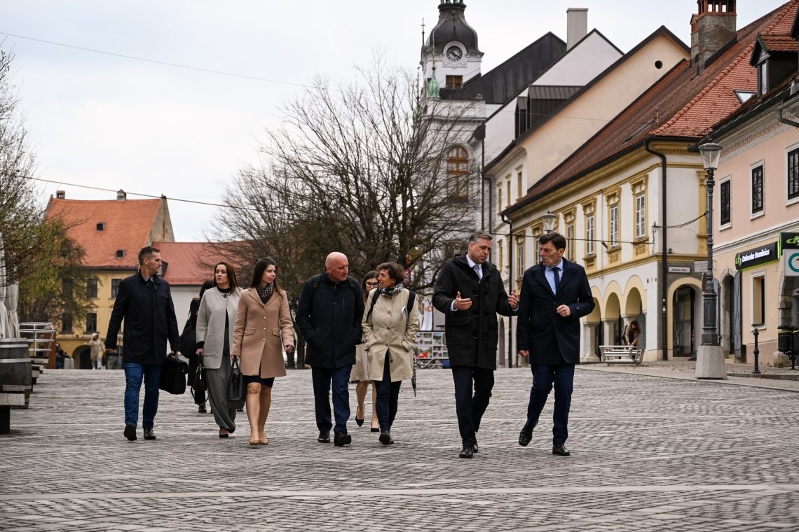 Novomeški župan in šolski minister o problematiki neobiskovanja šole in varnosti