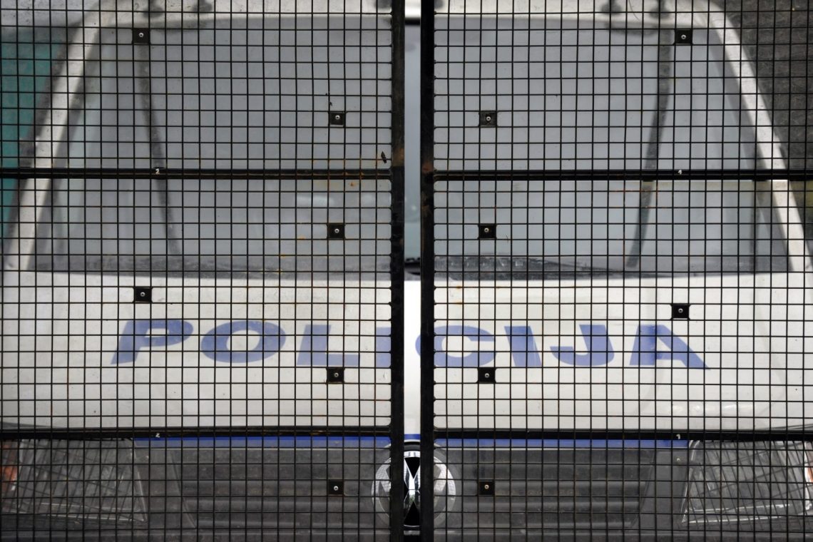 Prikaz nasprotnih dejstev: 35-letniku, osumljenemu nasilja v družini, zasegli štiri puške in petarde