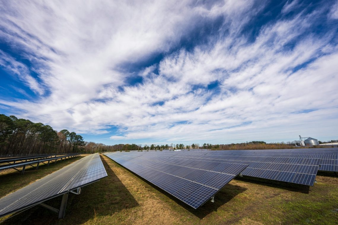 Za sončne elektrarne na javnih stavbah in parkiriščih novih 12 milijonov evrov