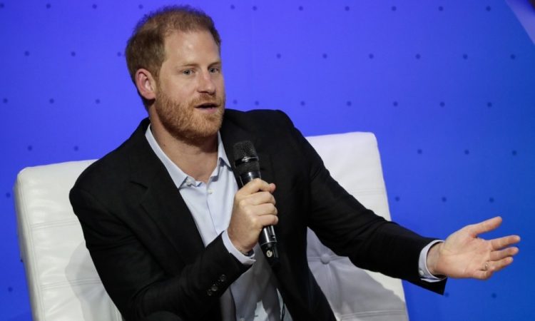 Princ Harry znova v Londonu, a ne zaradi bolnega očeta