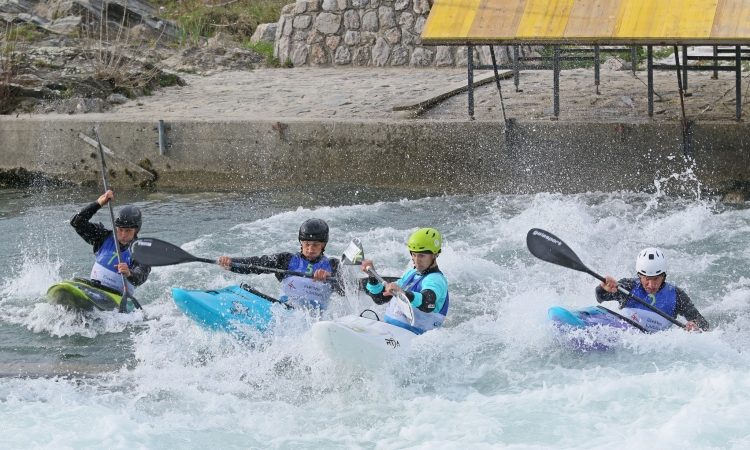 Tacen gostil izbirne tekme v kajakaškem krosu in podelil državne naslove