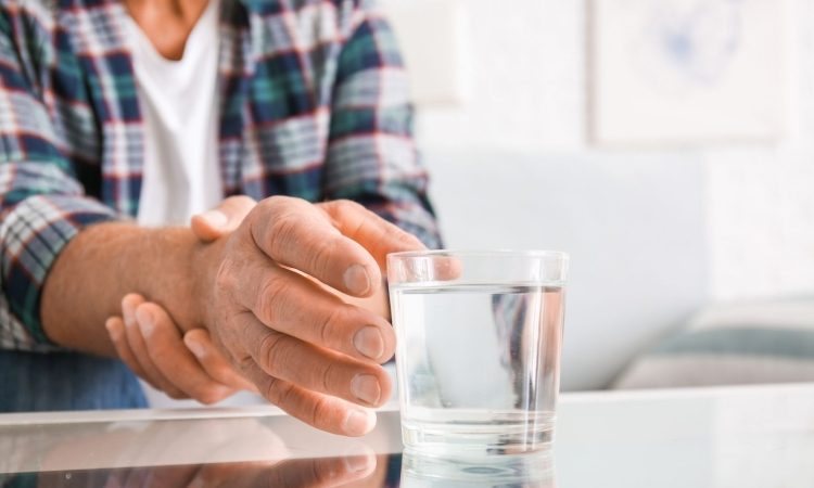Ob svetovnem dnevu Parkinsonove bolezni opozorila na dolge čakalne dobe in pomen celostne obravnave