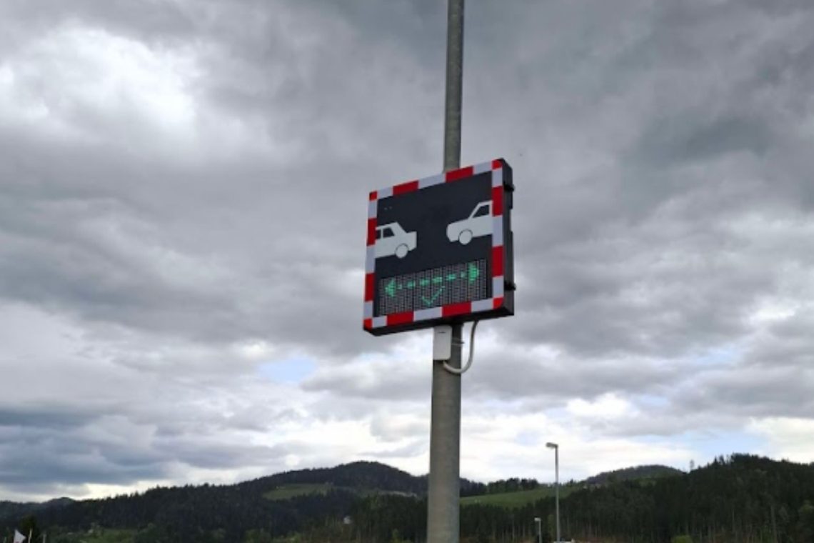 Prvi prikazovalniki varnostne razdalje postavljeni na slovenskih cestah