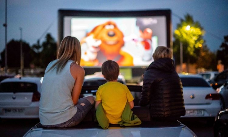 Drive-in kino se vrača na parkirišče Centra Vič z Umazanim plesom
