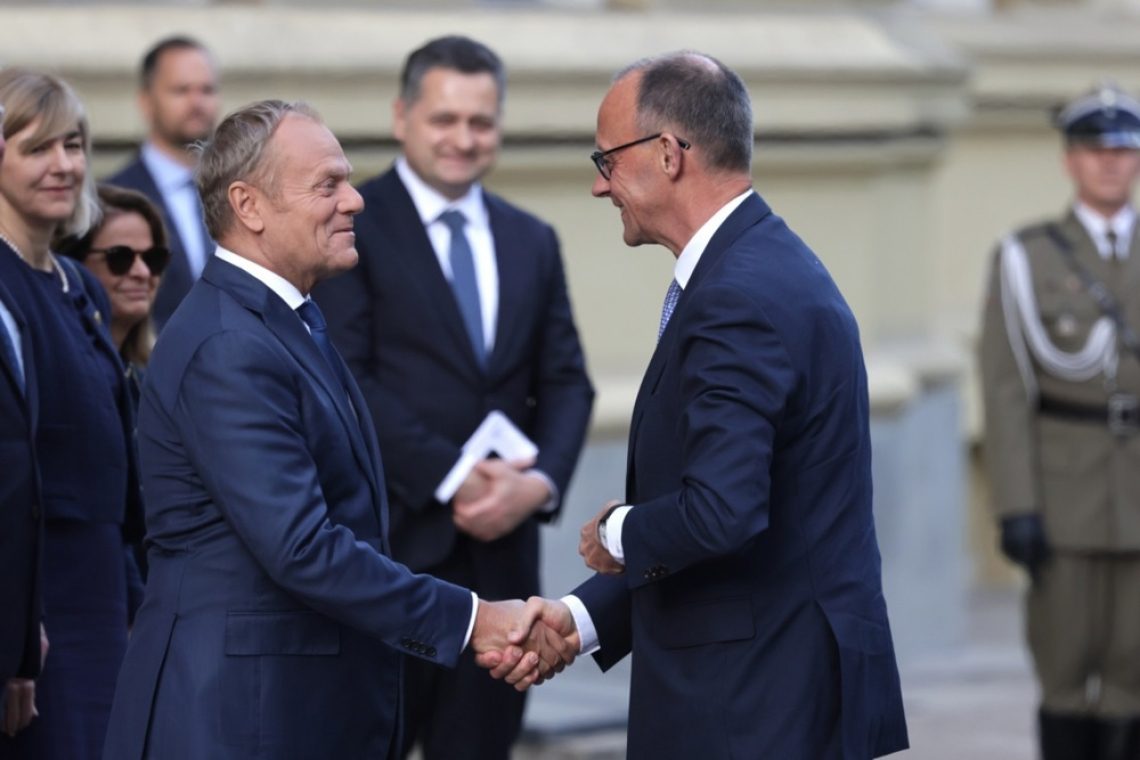 Tusk Merza pozval k spoštovanju schengna in nasprotoval notranjim mejam