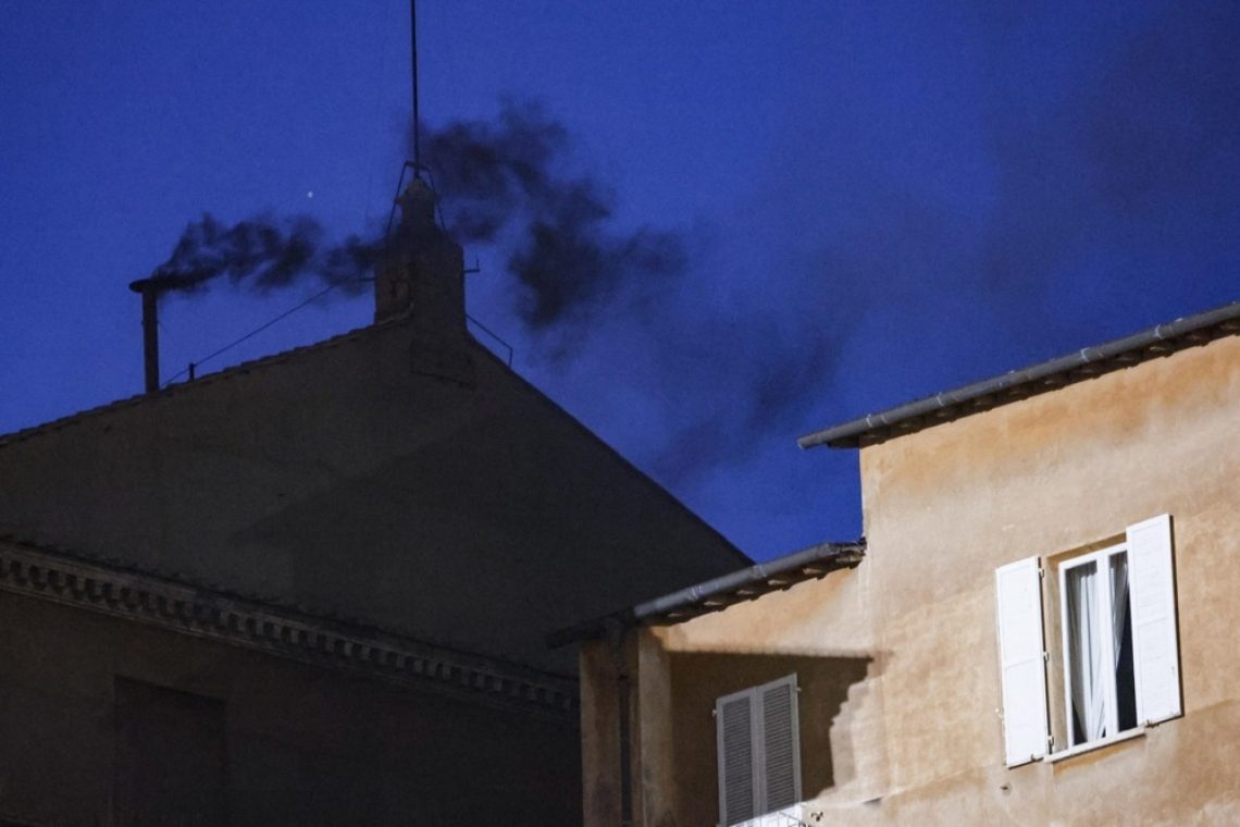Prvi dan konklava brez izvolitve novega papeža
