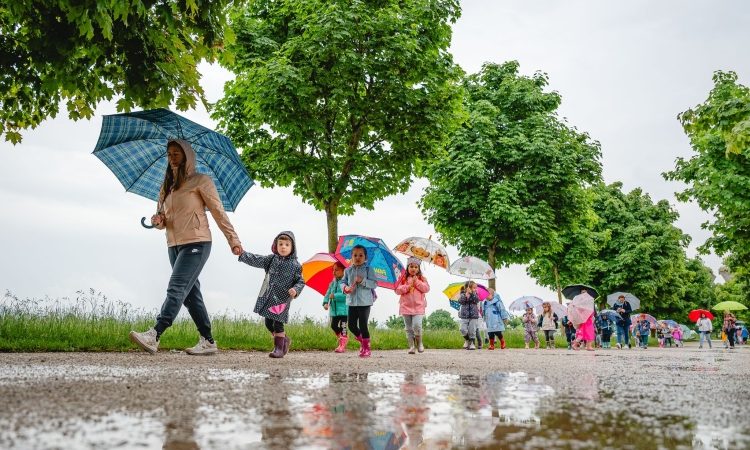 V deževnem vremenu prvi dan 67. Poti ob žici približno 3000 otrok 