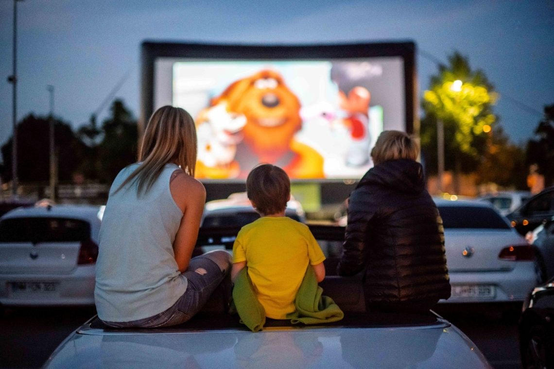 Drive-in kino na parkirišču Centra Vič odpira že osmo sezono