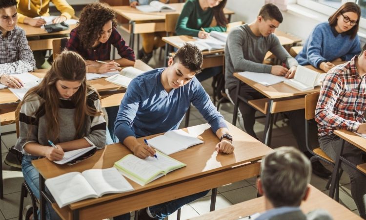 Za vpis v srednje šole prijavljenih več kandidatov, a omejitvam se ni mogoče izogniti