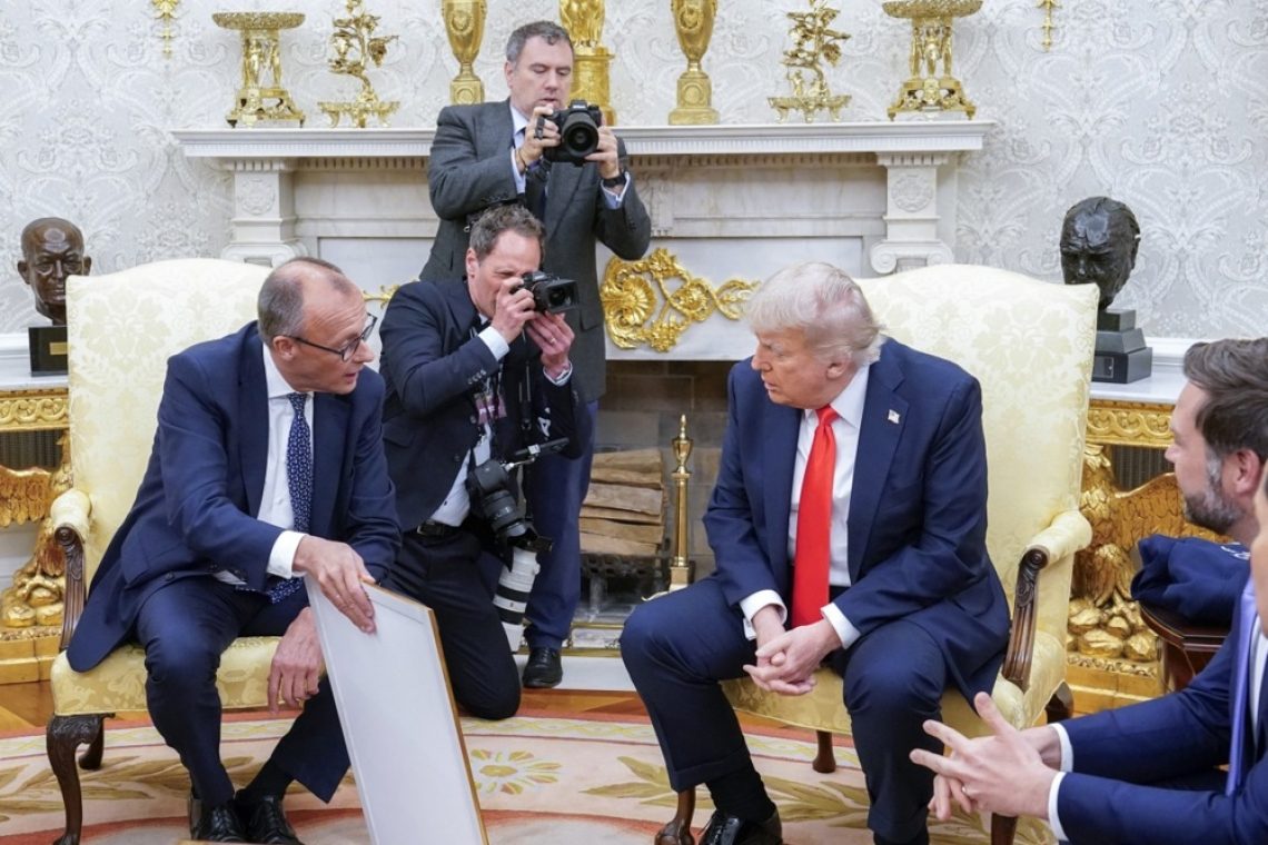 Merz razveselil Trumpa z rojstnim listom njegovega dedka
