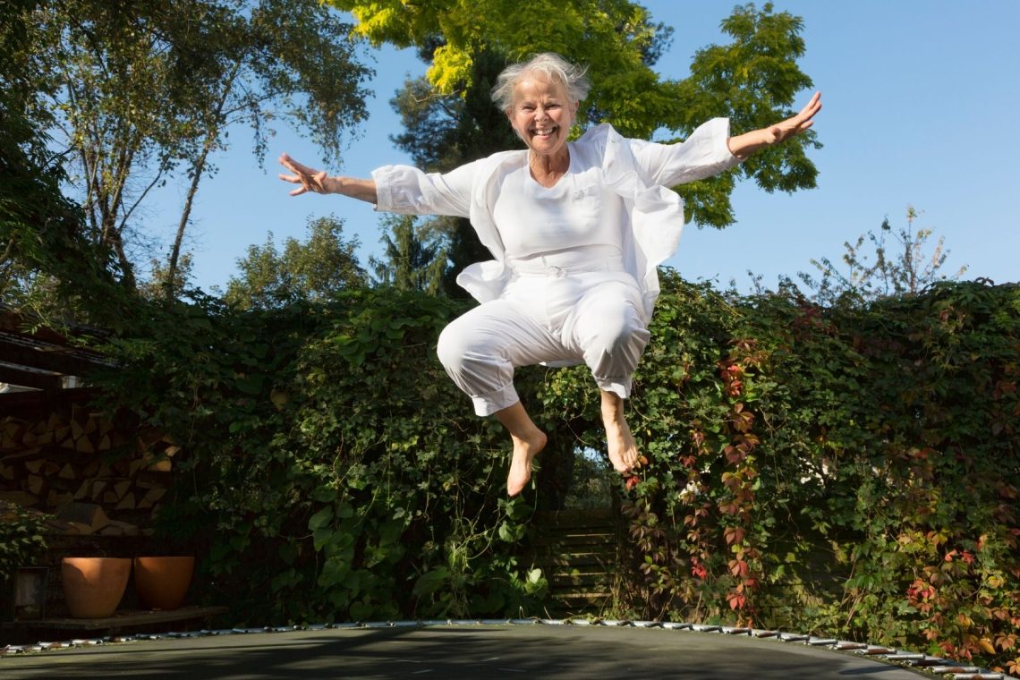 Skakanje na trampolinu po 50. letu povečuje srečo in krepi kosti