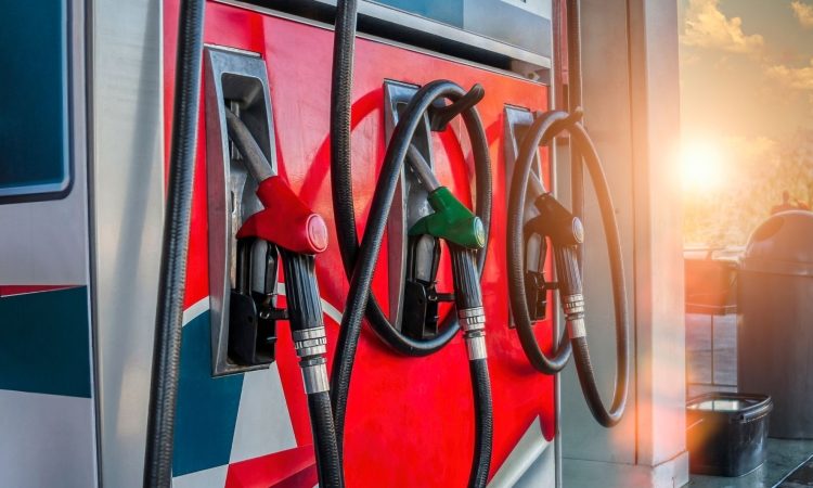 Minister Jevšek pozval Petrol k ponovnemu odprtju zaprtih bencinskih servisov