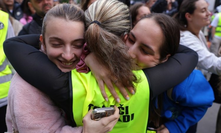 V Beogradu se pred študentskim protestom zbirajo množice