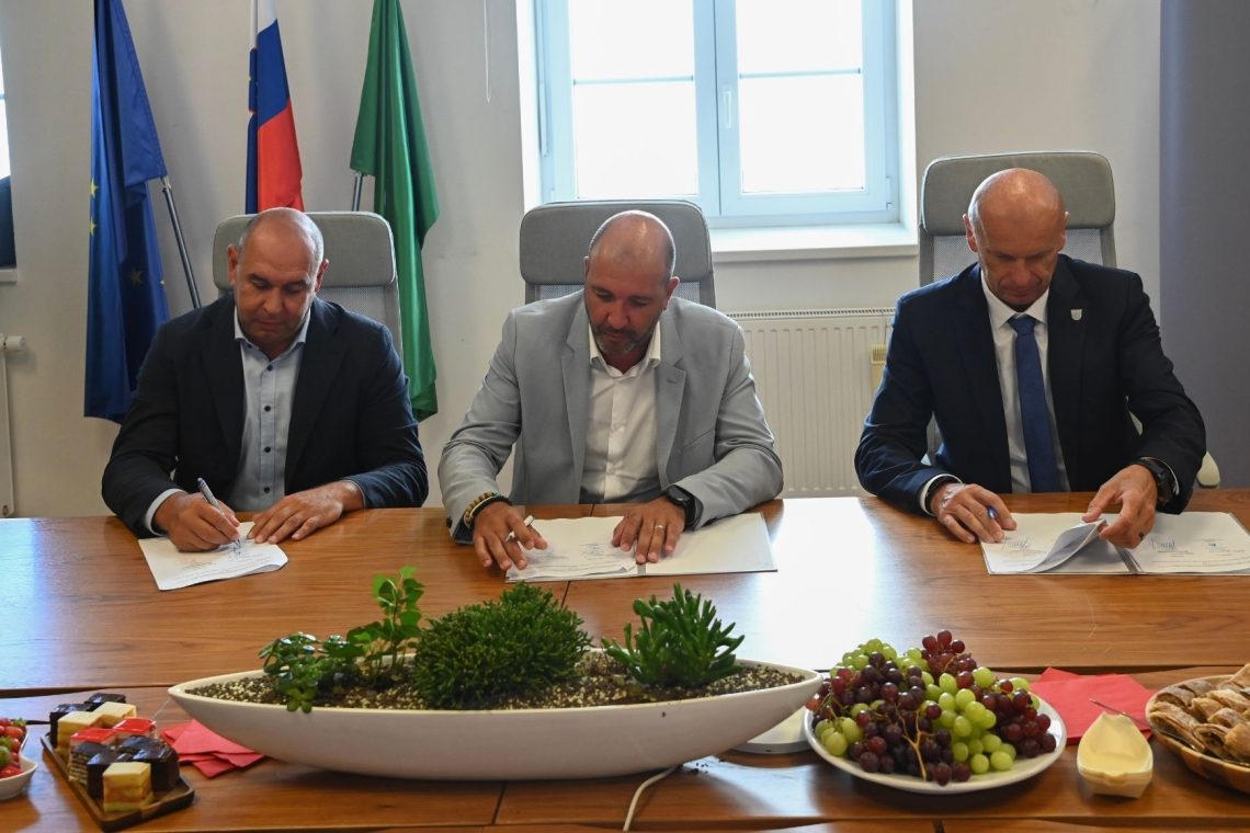 V Krškem podpisali koncesijsko pogodbo za mestni potniški promet