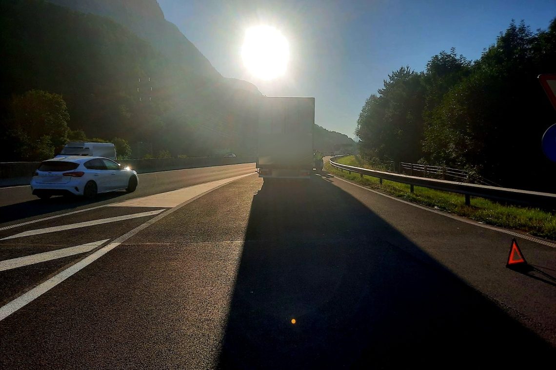 Tržiški policisti zasegli predelan moped, na avtocesti prometna nesreča z več kršitvami