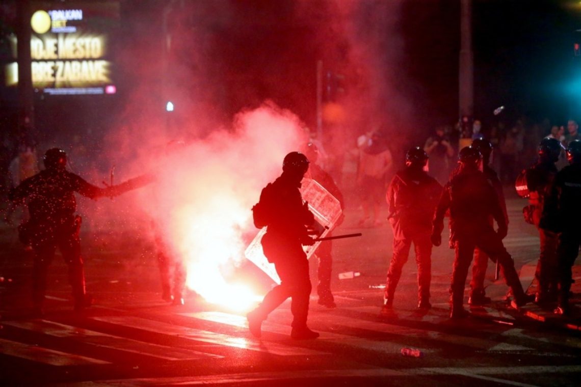 V Srbiji tretji dan protestov znova izbruhnilo nasilje