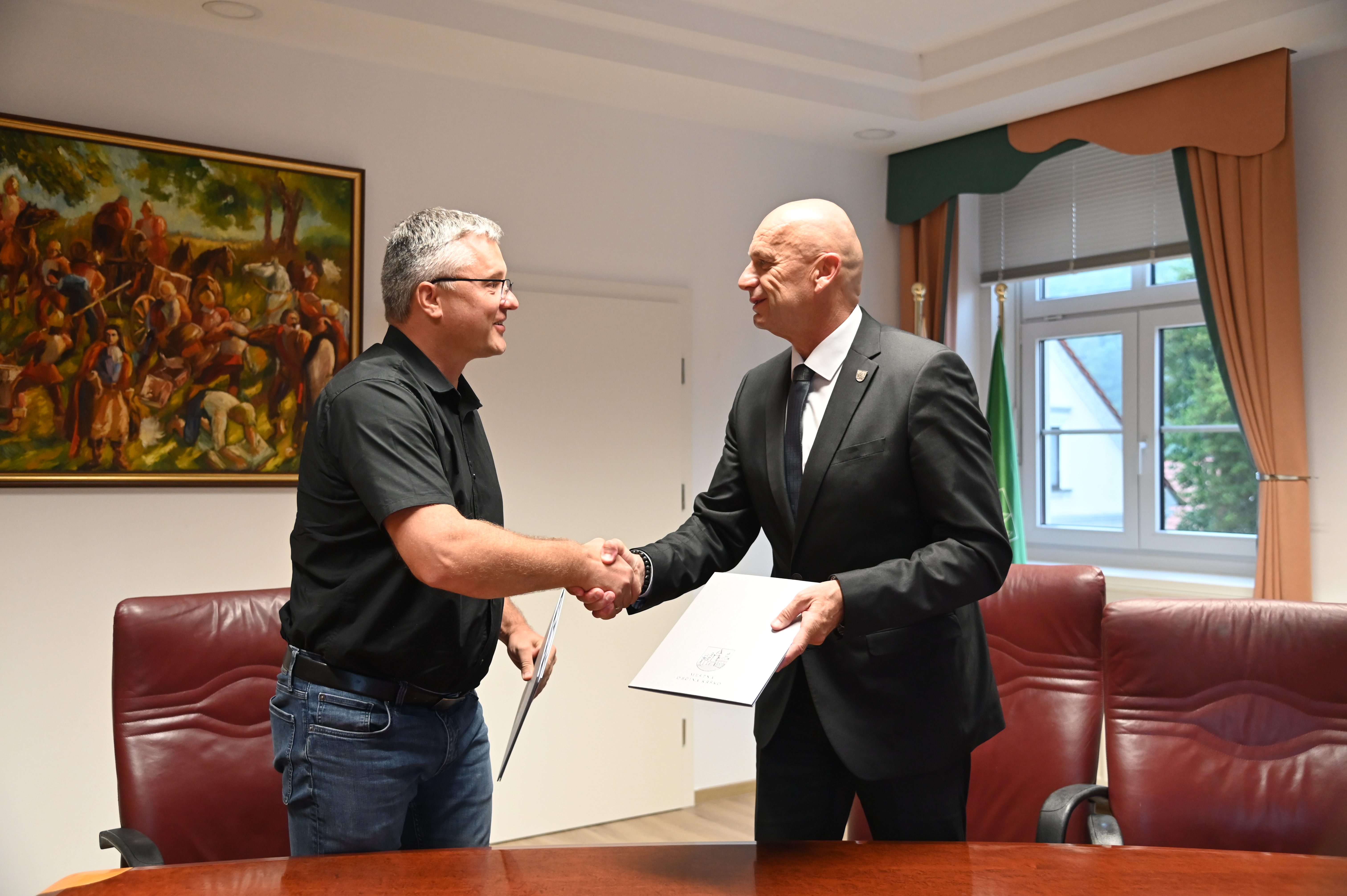 V Krškem podpisana pogodba za postavitev sončnih elektrarn na dveh šolah