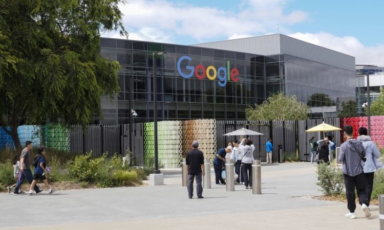 Alphabet kot Schrödingerjeva mačka: tehnološki velikan med stabilnostjo in prebojem