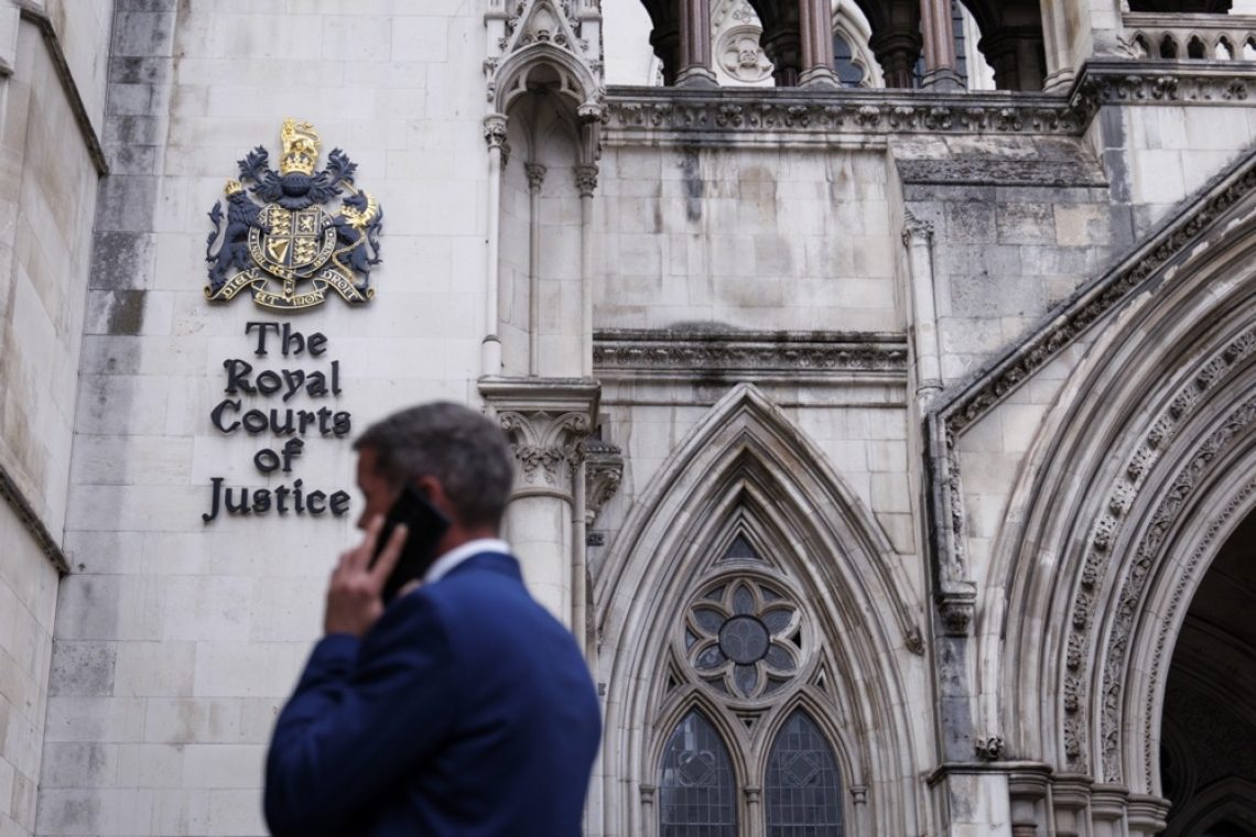 Banksyjev mural na londonskem sodišču izbrisan po dveh dneh