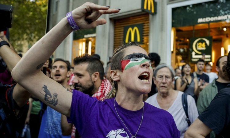 V Španiji burne razprave po odpovedi zaključka Vuelte zaradi protestov