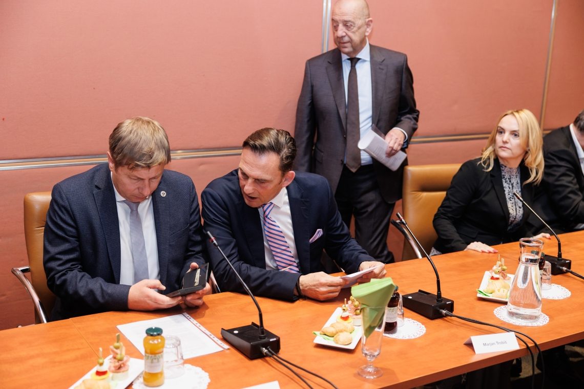 OZS ob napovedi obvezne božičnice grozi z izstopom iz ESS