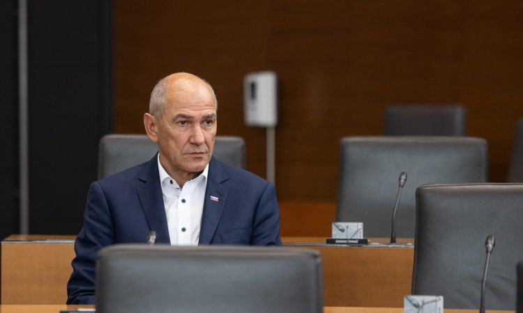 Janša proti obvezni božičnici, če zanjo ni kritja
