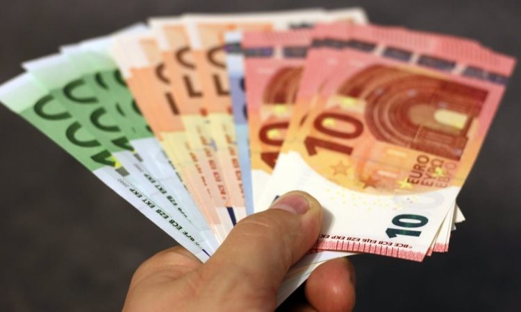 Vzajemna začela izplačevanje deležev in razdelila delnice več kot 440.000 delničarjem