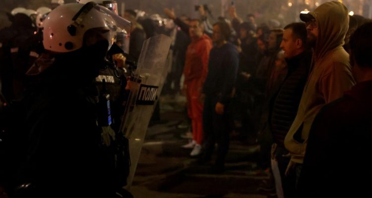 V Beogradu pred parlamentom izbruhnili nemiri, policija pridržala več deset ljudi