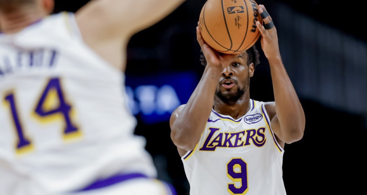 Lakers po tesni končnici do zmage v Arizoni 