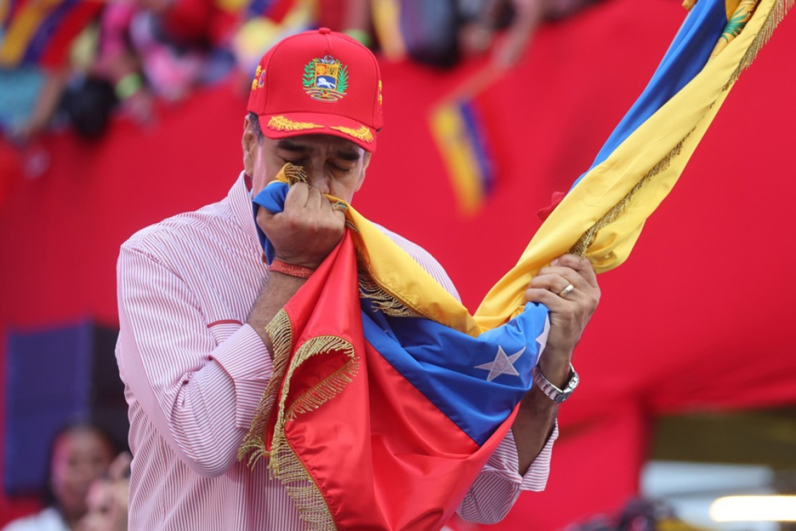Trump Maduru svetoval odstop, Caracas mu vrnil z opozorilom