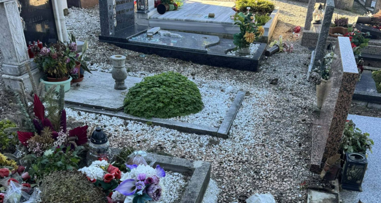 V Kopru neznanec poškodoval 110 grobov in ukradel nagrobne predmete
