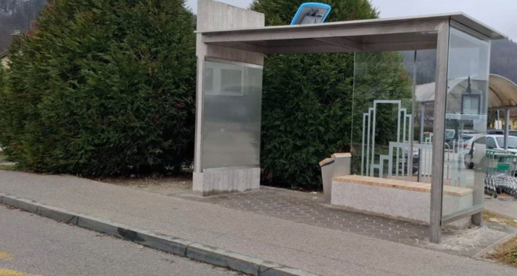 Na Cesti talcev nova nadstrešnica z naprednim prikazovalnikom prihodov avtobusov