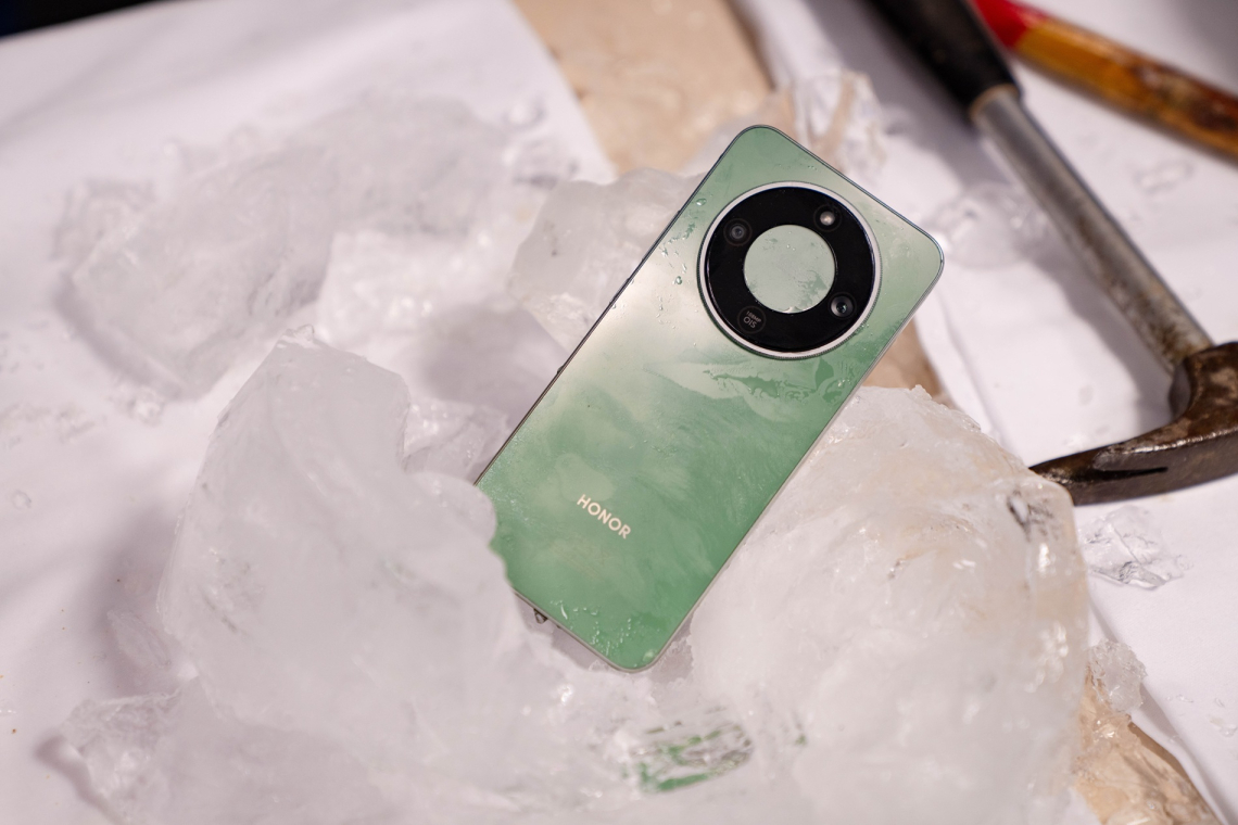 Telefon Magic8 preizkušen v snegu, ledu in vodi Kranjske Gore