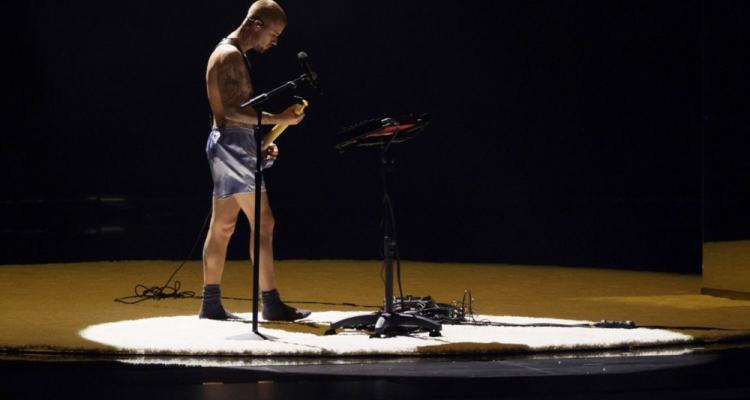 Justin Bieber s satenastimi boksaricami in tetovažami v središču pozornosti na Grammyjih