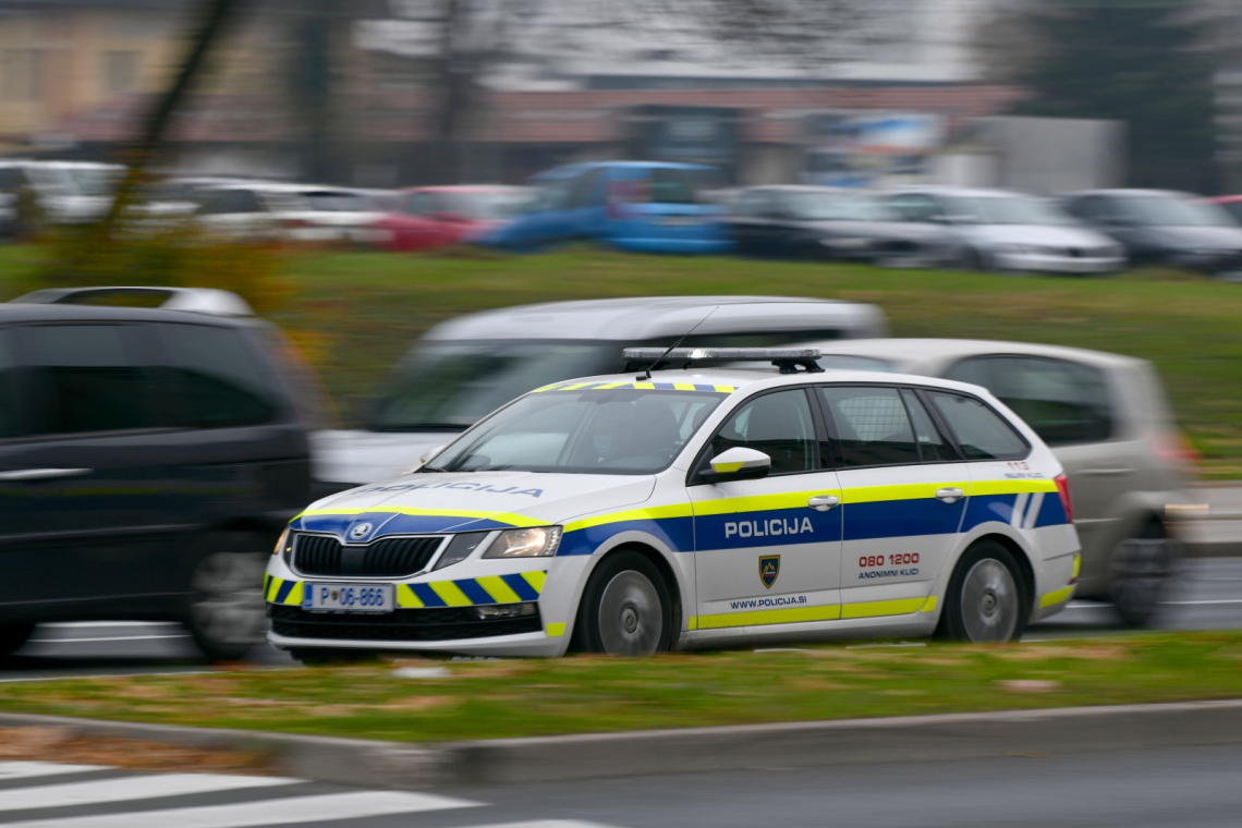 Z mopedom brez dovoljenja in po zadnjem kolesu