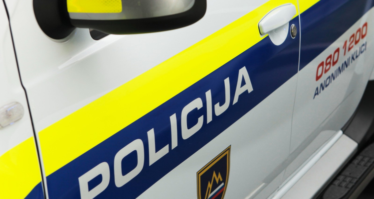 Kolesar hudo poškodovan v Vasi, policija poziva voznika z Raven