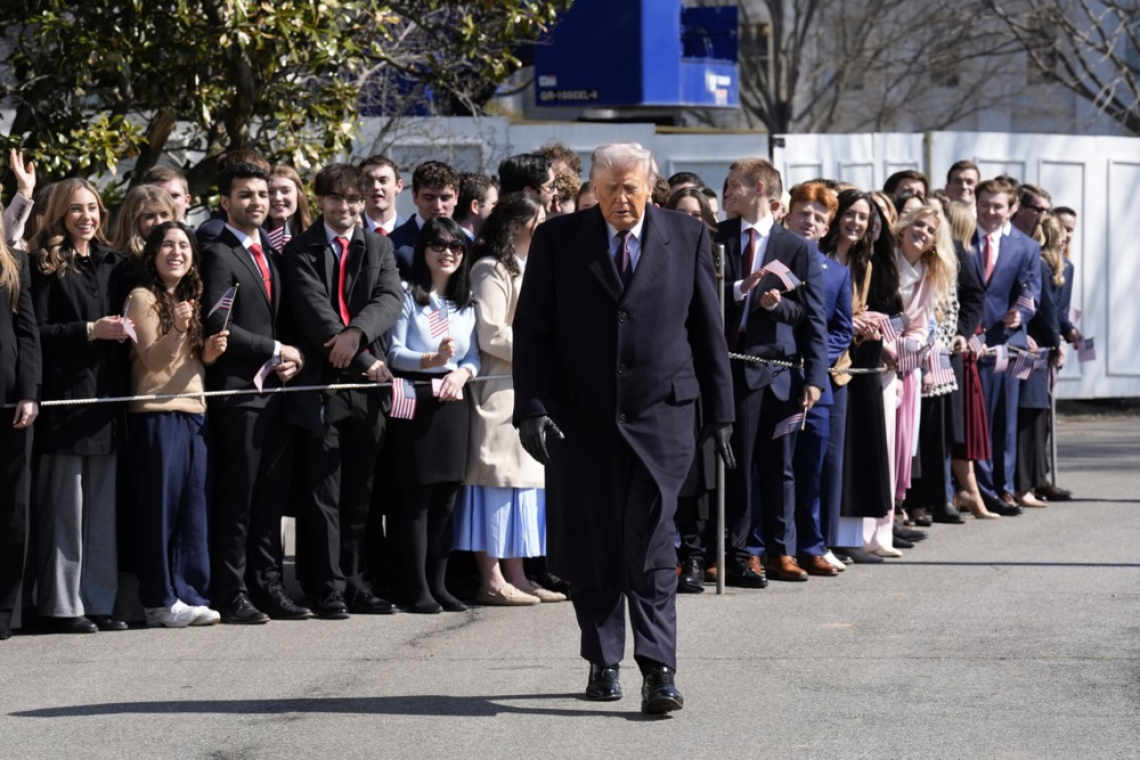 Trump verjame poročilom o smrti Alija Hameneja, uradne potrditve še ni