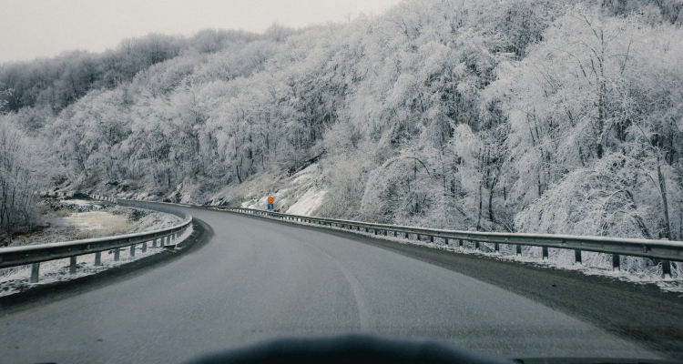 Sneg do nižin in močan veter povzročata težave v prometu