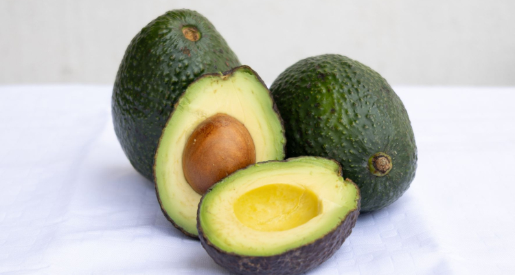 Avokado bogat vir zdravih maščob in vitaminov
