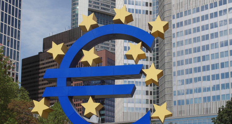Evro v senci trgovinskih napetosti krepi svoj položaj