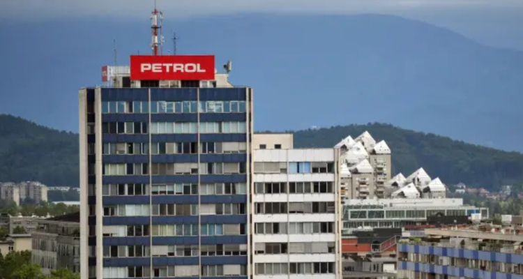 Petrolu močno padel dobiček