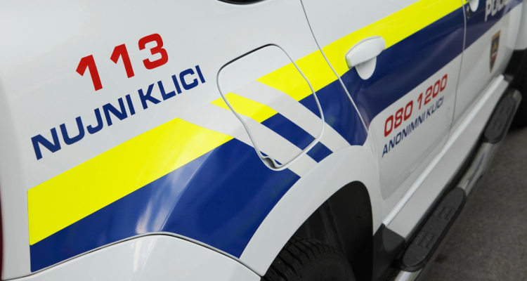 Otrok med kolesarjenjem padel v potok in se hudo poškodoval